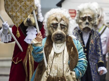 Desfile de máscaras pelas ruas de Lucerna, Suíça.