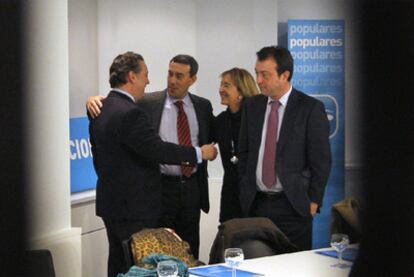 Alfredo Prada (a la izquierda) y Manuel Cobo (a la derecha), en una reunión del PP.