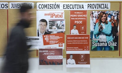 Un hombre pasa por delante de los carteles de apoyo a los tres candidatos a la Secretaría General del PSOE colocados en la sede del PSOE de Valladolid.