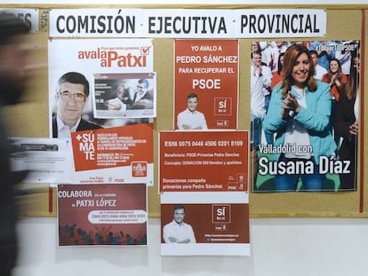 Un hombre pasa por delante de los carteles de apoyo a los tres candidatos a la Secretaría General del PSOE colocados en la sede del PSOE de Valladolid.