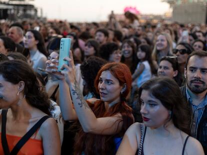 Una asistente al festival Primavera Sound fotografía una actuación, el miércoles.