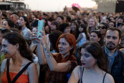 Una asistente al festival Primavera Sound fotografía una actuación, el miércoles.