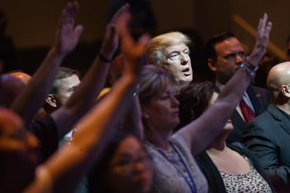 Donald Trump asiste a una misa en la Iglesia Internacional de Las Vegas, el 30 de octubre de 2016.