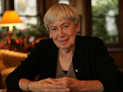 Ursula K. Le Guin, en su casa de Portland, en una imagen de 2005.