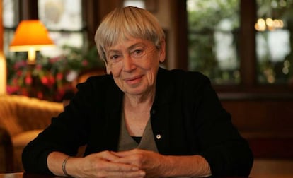 Ursula K. Le Guin, en su casa de Portland, en una imagen de 2005.