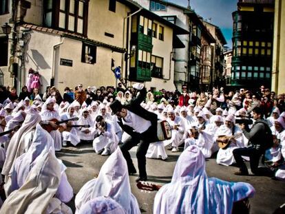 Danzante rodeado de los &#039;atorrak&#039;, durantela celebraci&oacute;n del Aratuste, el carnaval de Mundaka (Bizkaia). 
