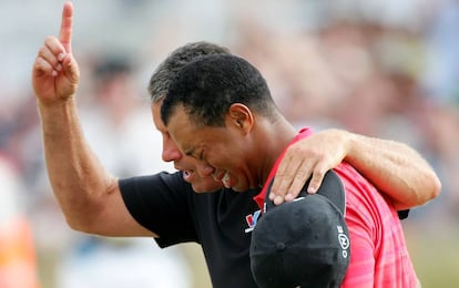 Tiger Woods, junto a su caddie Steve Williams tras ganar el Open Británico meses después de la muerte de su padre.