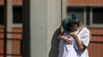 Dos trabajadoras sanitarias se abrazan fuera del Hospital Severo Ochoa en Leganés, el pasado 26 de marzo.