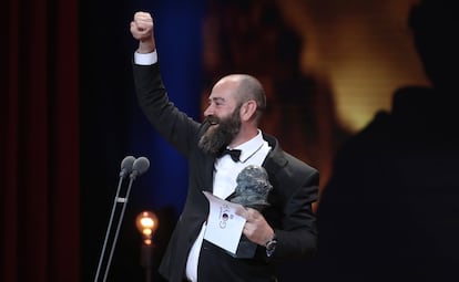 El realizador Ander Sistiaga tras recibir el premio a la Mejor Dirección de Producción por 'Handia'.