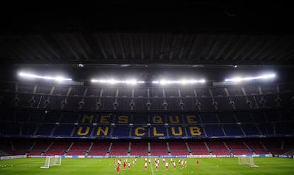 Los jugadores del Benfica se entrenan en el Camp Nou.