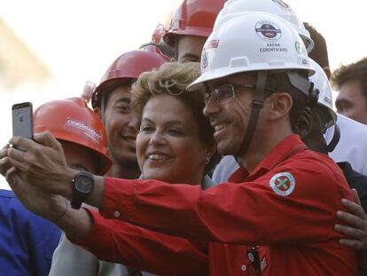 Dilma posa para fotos com trabalhador da Arena Corinthians.