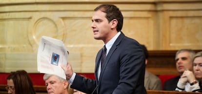 Albert Rivera muestra en el Parlament el documento de la Agencia Nacional de Seguridad.