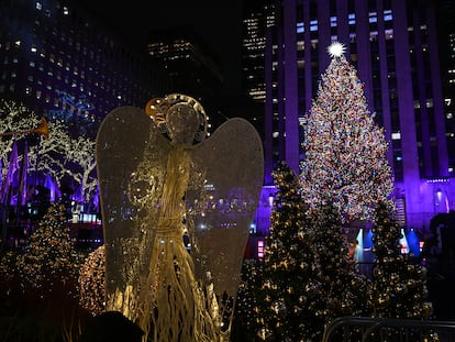 La ceremonia de encendido de 2023 del árbol del Rockefeller Center de Nueva York, coronado por una gran estrella con cristales de Swarovski.