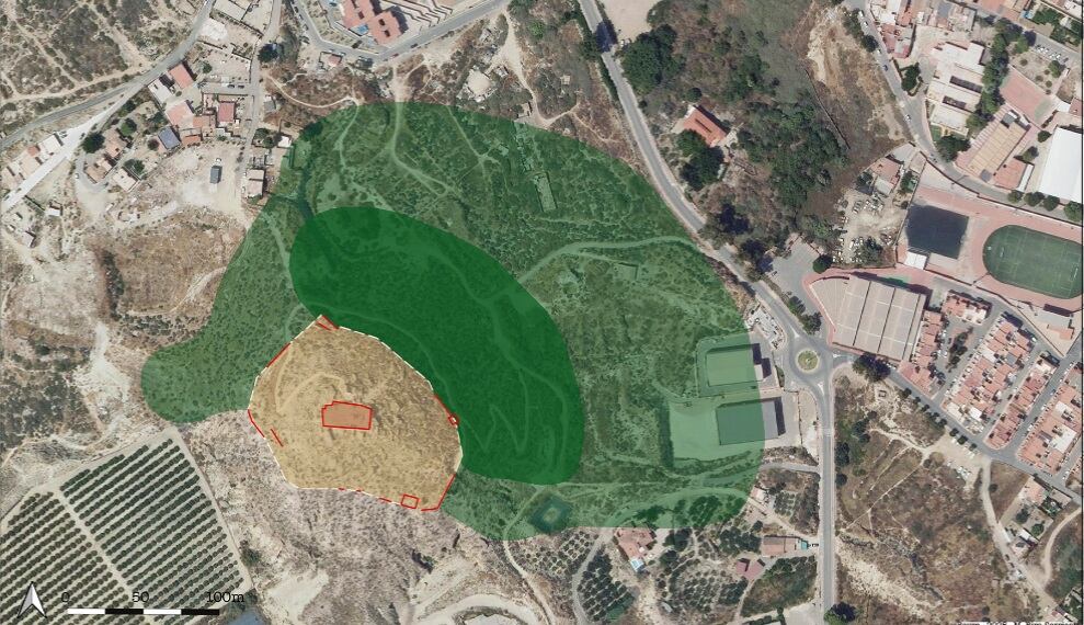 División del yacimiento de Bayra. Rodeado con un trazo rojo, el alcázar; en marrón, la alcazaba; en verde, la medina.