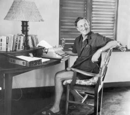 El escritor Ian Fleming, sentado ante su máquina de escribir en su casa de Jamaica que llamó Goldeneye.