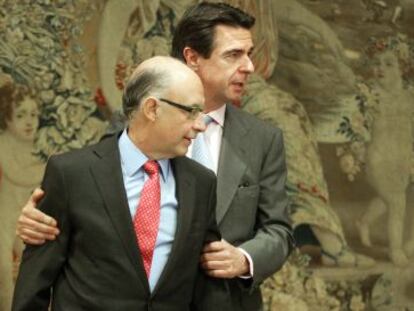 Finance Minister Crist&oacute;bal Montoro (front) with Industry Minister Jos&eacute; Manuel Soria.