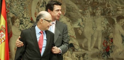 Finance Minister Crist&oacute;bal Montoro (front) with Industry Minister Jos&eacute; Manuel Soria.