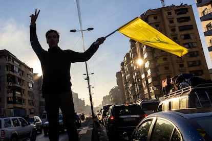 Un hombre ondea una bandera amarilla de Hezbolá, este miércoles en Dahiye, tras el alto el fuego acordado entre la milicia e Israel. 