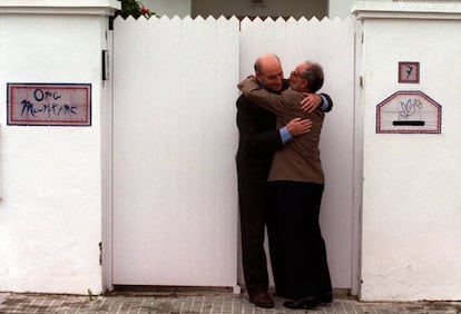 Marcos Ana y Angel Tezanos, tras visitar a la viuda de Rafael Alberti, fallecido esta madrugada en su domicilio en el Puerto de Santa María (Cádiz), el 28 de noviembre de 1999.