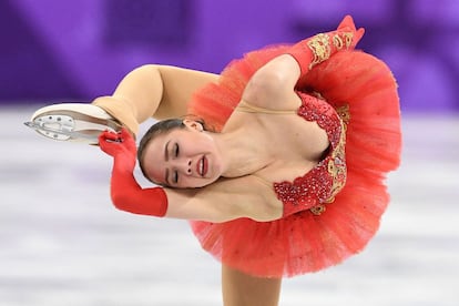 A patinadora russa Alina Zagitova durante seu exercício livre na competição de patinação artística por equipes, no Gangneung Ice Arena em Gangneung.