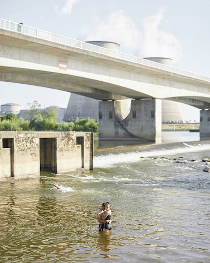 Una pareja se besa en el río Loira a su paso junto a la central nuclear de Belleville