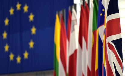 Banderas de países europeos en la sede de Parlamento de la Unión.