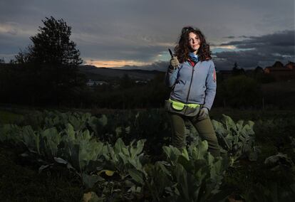 Sansone es licenciada en Ciencias de la Historia y Orientalística. Esta agricultora por elección aboga por "ennoblecer" su oficio y por “recuperar el sentido de las estaciones”. “Hay gente que viene a pedirnos tomates en diciembre”, lamenta.