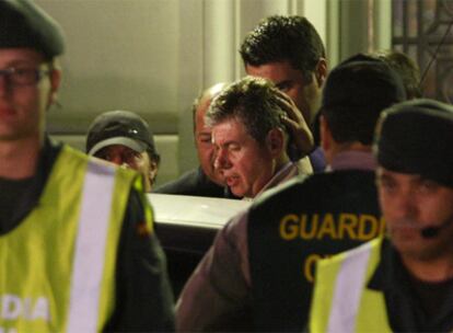 Bartomeu Muñoz, alcalde de Santa Coloma de Gramenet, sale detenido anoche del Ayuntamiento tras el registro policial.