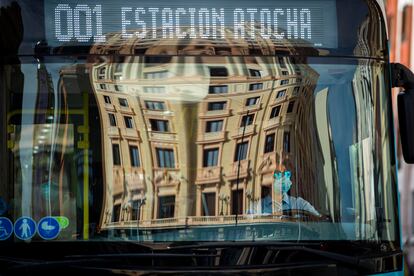 El reflejo de un edificio del centro en el parabrisas de un autobús de la línea 001 de la EMT, este martes.