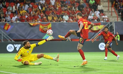 Joselu anota el gol de la victoria de España ante Italia en la semifinal de la Liga de las Naciones este jueves en Enschede, Países Bajos.