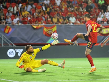 Joselu anota el gol de la victoria de España ante Italia en la semifinal de la Liga de las Naciones este jueves en Enschede, Países Bajos.