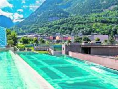 Laguna panorámica situada en la zona termolúdica de Caldea, en Andorra, construida por Fluidra.