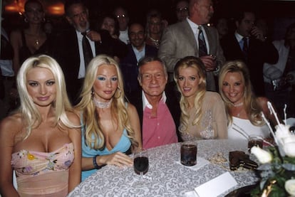 Hugh Hefner, com algumas das mulheres que moravam com ele