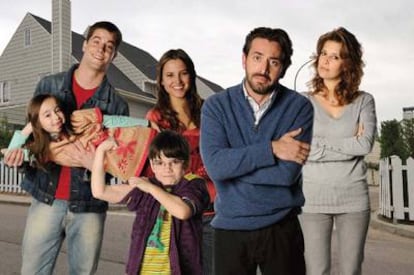 Antonio Garrido y Angie Cepeda, con los niños y adolescentes con superpoderes de <i>Los protegidos.</i>