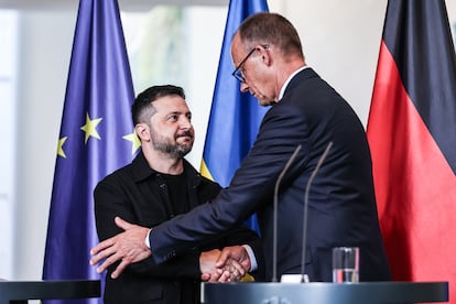 El presidente ucranio, Volodímir Zelenski, y el canciller alemán, Friedrich Merz, durante su comparecencia tras la reunión con el presidente estadounidense, Donald Trump, este miércoles.