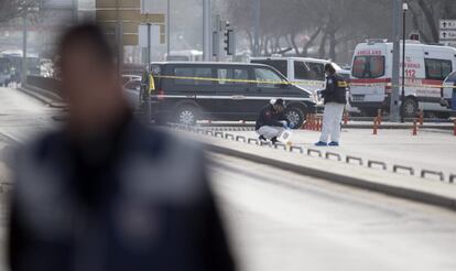 TOL09 ANKARA (TURQUÍA) 18/02/2016.- Policías turcos investigan el lugar donde se produjo un atentado la noche anterior en Ankara (Turquía) hoy, 18 de febrero de 2016. Las autoridades de Turquía suponen que el atentado anoche contra un convoy militar en el centro de Ankara fue perpetrado por un suicida con un coche bomba, que causó la muerte de al menos 28 personas y 61 heridos, informa hoy la prensa local. El ataque sucedió a pocos cientos de metros de la sede del Estado Mayor del Ejército y a unos tres kilómetros del Parlamento turco. El convoy de autobuses militares llevaba soldados hacia su complejo de residencias en la capital turca. EFE/Tolga Bozoglu