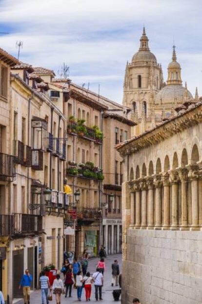 Una calle de Segovia con la catedral al fondo.