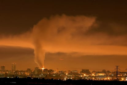 El incendio se desató a las 23.21 del sábado 12 de febrero de 2005. Enseguida las llamas arrasaron la planta 21 y las dos superiores, creando una columna de humo que pudo verse desde bastantes kilómetros de distancia. Aquella noche fría iluminó toda la zona. La torre, propiedad de los Reizábal, tenía los minutos contados.