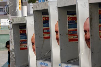 Una niña se asoma en Tuxtla Gutiérrez (México) detrás de las cabinas telefónicas públicas decoradas con fotografías del papa Francisco.