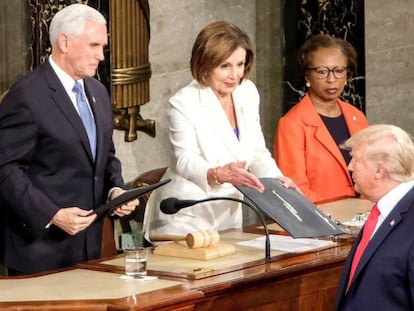 Trump ignora deliberadamente el saludo de la presidenta de la Cámara de Representantes, Nancy Pelosi.