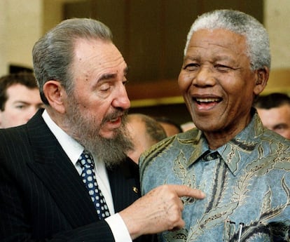 Fotografía del 19 de mayo de 1998 que muestra al presidente cubano, Fidel Castro, junto al presidente sudafricano, Nelson Mandela, durante una ceremonia celebrada con motivo del 50 aniversario del Acuerdo General sobre Aranceles Aduaneros y Comercio (GATT, por sus siglas en inglés) durante una conferencia ministerial de la Organización Mundial del Comercio (OMC) celebrada en Ginebra (Suiza).