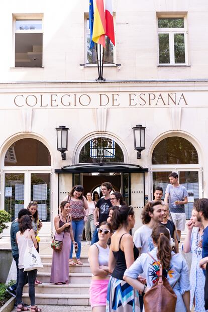 Grupo de residentes del Colegio de España en la entrada del edificio.

