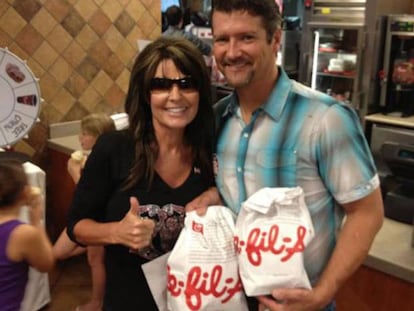 Sarah Palin y su marido Todd Palin (del que se separó en 2019) posan en un Chick-fil-A en 2012 para apoyar a la cadena tras los intentos de boicot por parte de demócratas y progresistas.