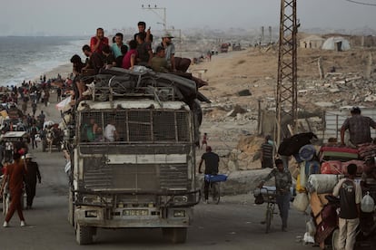 Una multitud de personas huye de Ciudad de Gaza, el miércoles.