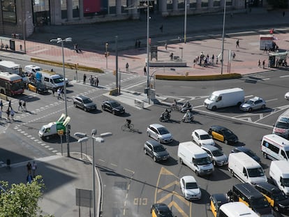 La plaza de Espanya de Barcelona, punto de llegada del trayecto en coche, moto, bici y transporte público desde el Fòrum.