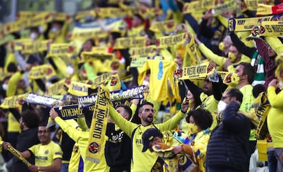 El submarino amarillo disputa la primera final europea de su historia en Gdansk ante todo un histórico como el Manchester United. En la imagen, algunos de los seguidores del Villarreal que han viajado a Gdansk para asistir a la final.