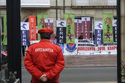 Concentración frente al Parlamento de representantes de la Ertzaintza.