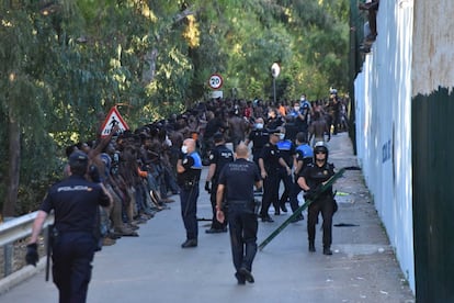 Un grupo de migrantes espera las instrucciones de la policía en Ceuta. 