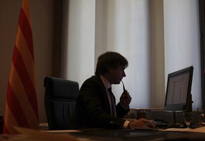 Carles Puigdemont, trabajando en su discurso en su despacho del Palau de la Generalitat, el 10 de octubre de 2017.