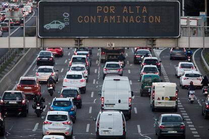 Painéis luminosos na rodovia M30 de Madri indicam a ativação da fase 1 do protocolo antipoluição. 